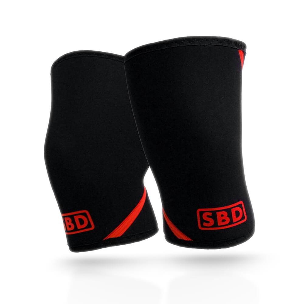 Kolla in SBD Knee Sleeves, 7 mm, black/red, SBD Apparel hos SportGymButiken.se