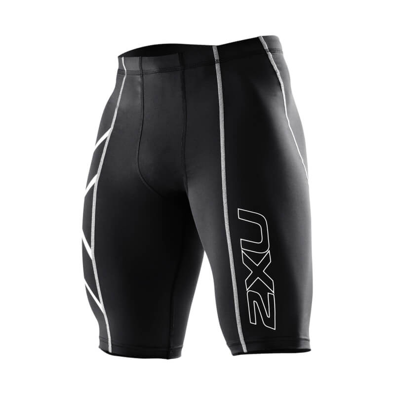 Kolla in Compression Shorts, black/silver, 2XU hos SportGymButiken.se