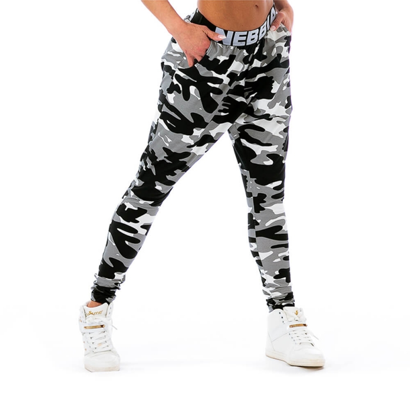 Kolla in Joggers, white camo, Nebbia hos SportGymButiken.se