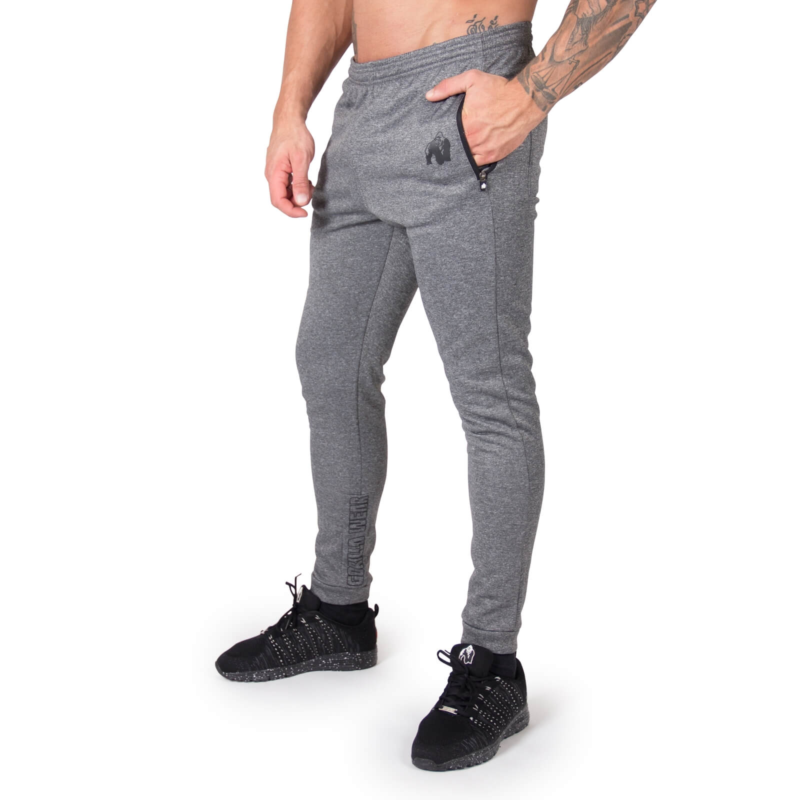 Kolla in Bridgeport Joggers, dark grey, Gorilla Wear hos SportGymButiken.se