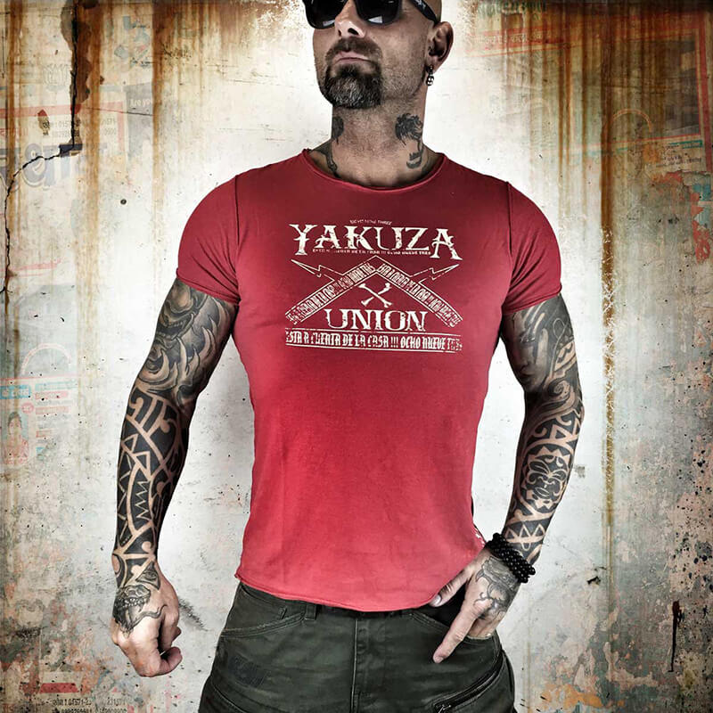 Kolla in Union Tee, ribbon red, Yakuza hos SportGymButiken.se