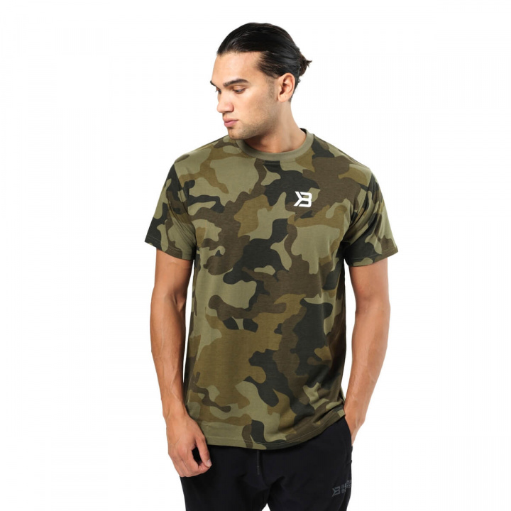 Kolla in Harlem Oversize Tee, military camo, Better Bodies hos SportGymButiken.s