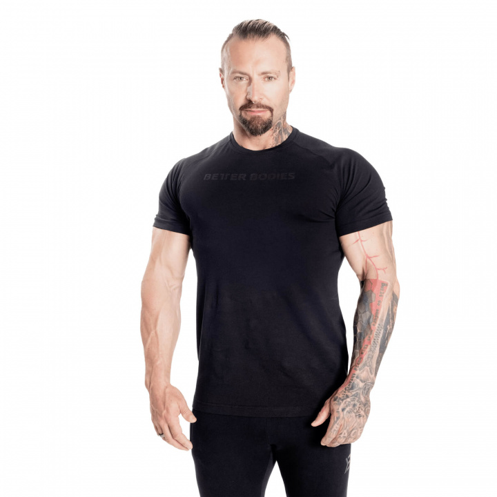 Kolla in Gym Tapered Tee, black/black, Better Bodies hos SportGymButiken.se