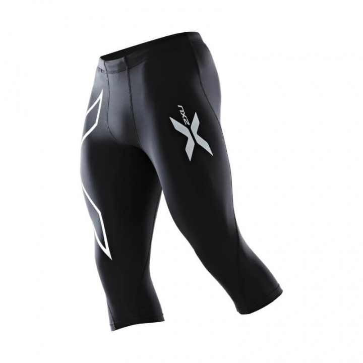 Kolla in 3/4 Compression Tights, black/silver, 2XU hos SportGymButiken.se