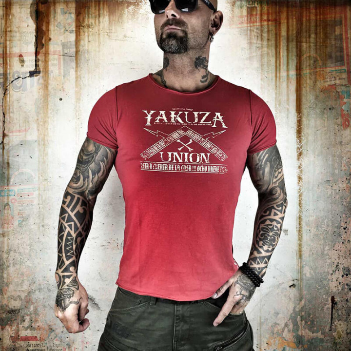 Kolla in Union Tee, ribbon red, Yakuza hos SportGymButiken.se