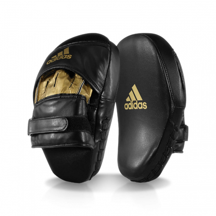 Kolla in Curved Training Focus Pad, black/gold, Adidas hos SportGymButiken.se