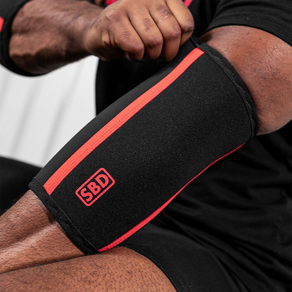 Köp SBD Elbow Sleeves, 7 mm, black/red, SBD Apparel | Sportgymbutiken.