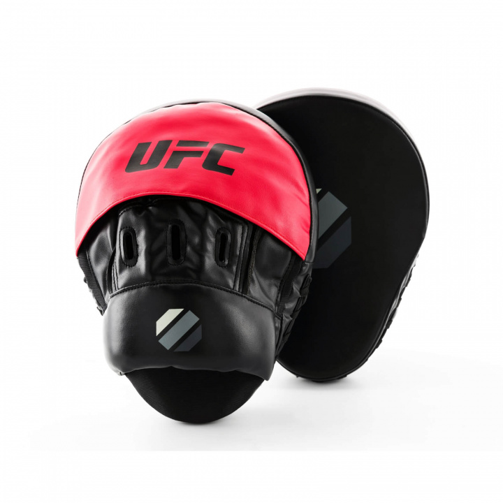 Kolla in Curved Focus Mitts, black/red, UFC hos SportGymButiken.se